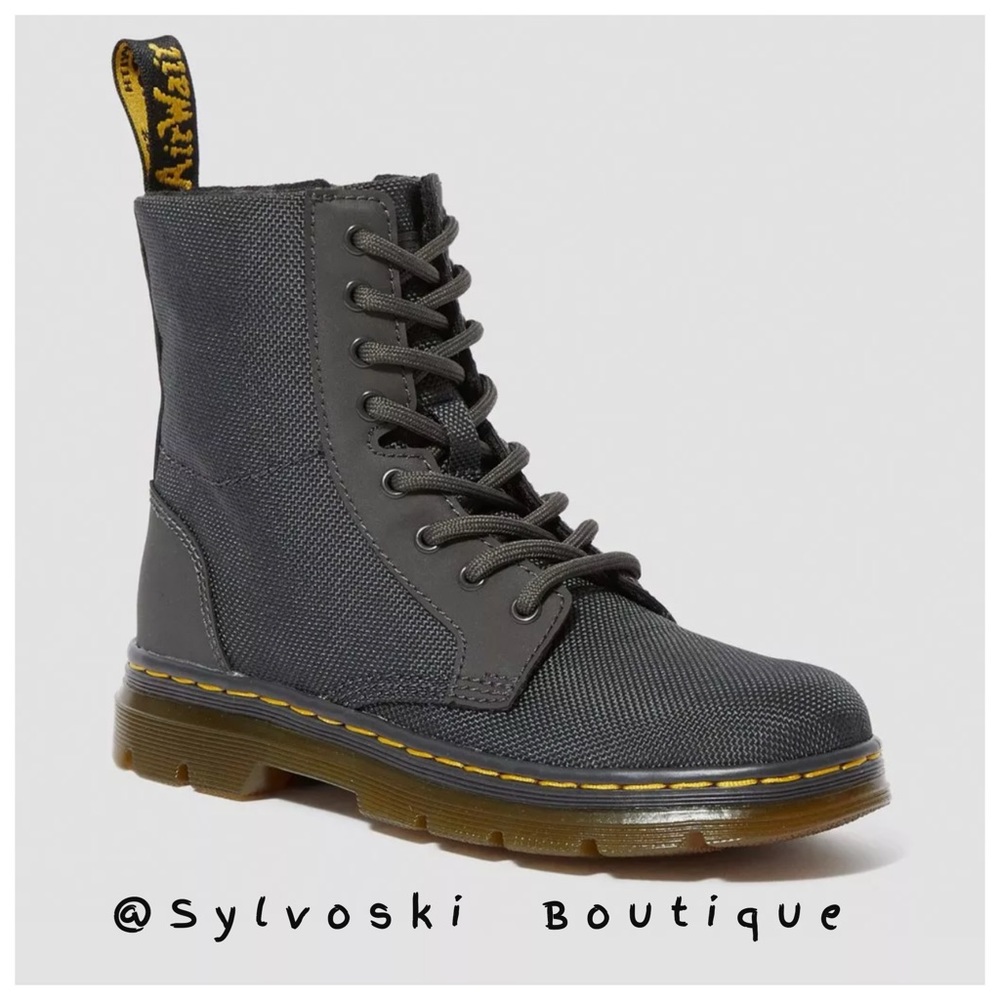 ๐ DR MARTENS JUNIOR UNISEX COMBS EXTRA TOUGH POLY CASUAL BOOTS NWT - Picture 2 of 14